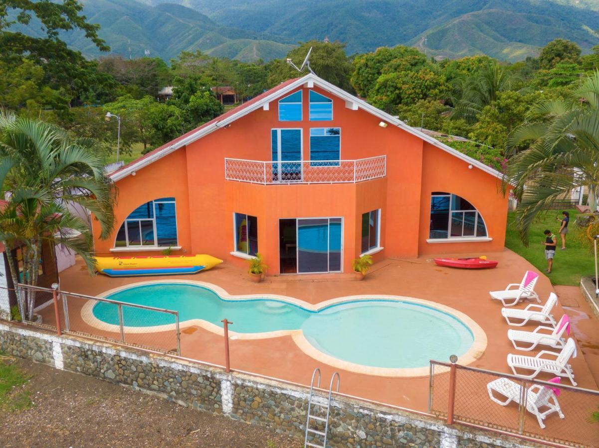 Chalet Castillo El Estor エクステリア 写真